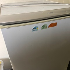 シャープ　冷蔵庫　1人暮らし用くらいのサイズ感の画像