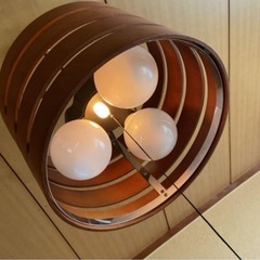 ブラウン 木製 ペンダントライト 3灯 の画像