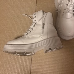白ブーツ、短めの画像