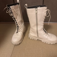 白ブーツ長めの画像