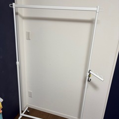 白色おしゃれハンガーラックの画像