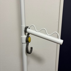 白色おしゃれハンガーラックの画像