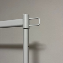 白色おしゃれハンガーラックの画像