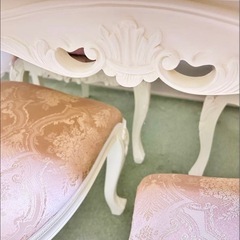 クラシックスタイルのホワイトダイニングテーブル。の画像