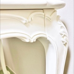 クラシックスタイルのホワイトダイニングテーブル。の画像