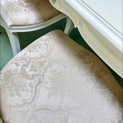 クラシックスタイルのホワイトダイニングテーブル。の画像