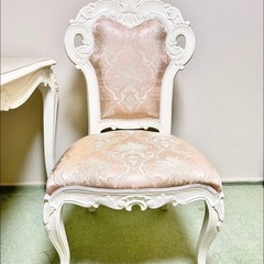 クラシックスタイルのホワイトダイニングテーブル。の画像