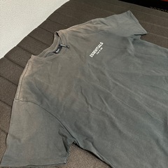 ESSENTIALS BOXY PHOTO SERIES T-SHIRT / バックボクシーフォト プリントTシャツ BLKの画像