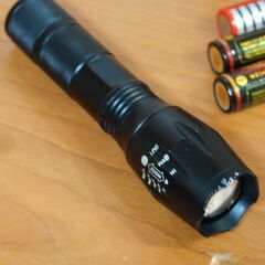 充電式LED懐中電灯２本　充電池３本　充電器の６点セットの画像