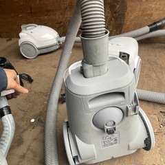 多数あり 山善] 掃除機 紙パック式 クリーナー キャニスター掃除機 コード式 軽量 すき間ノズル 簡単お手入れ ホワイト ZKDS-H300(W) の画像