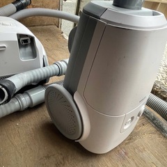 多数あり 山善] 掃除機 紙パック式 クリーナー キャニスター掃除機 コード式 軽量 すき間ノズル 簡単お手入れ ホワイト ZKDS-H300(W) の画像