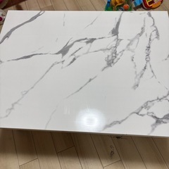 大理石テーブルの画像