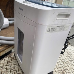 アイリスオーヤマ オートフィードシュレッダー 業務用 自動送り機能 自動細断60枚 クロスカット 静音 ホチキス対応 連続使用20分 ダストボックス13.7L AFS60C ブルーの画像