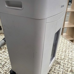 アイリスオーヤマ オートフィードシュレッダー 業務用 自動送り機能 自動細断60枚 クロスカット 静音 ホチキス対応 連続使用20分 ダストボックス13.7L AFS60C ブルーの画像