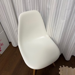 白色チェア・イス・シェルチェアの画像