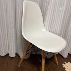 白色チェア・イス・シェルチェアの画像