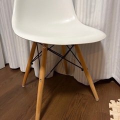 白色チェア・イス・シェルチェアの画像