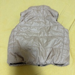 UNIQLOベビーダウンベスト　80cmの画像