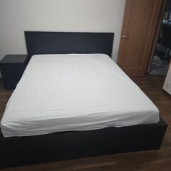 直接引き取りのみ-1年半程度使用-IKEA製クインサイズベッド、ベッドフレームセットの画像