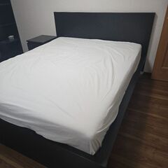 直接引き取りのみ-1年半程度使用-IKEA製クインサイズベッド、ベッドフレームセットの画像