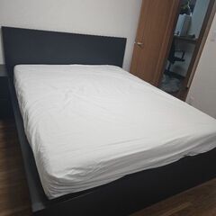 直接引き取りのみ-1年半程度使用-IKEA製クインサイズベッド、ベッドフレームセットの画像