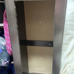 大きい本棚と扉壊れた小さいほ本棚の画像