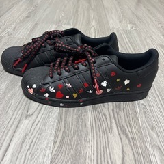 adidasスニーカー バレンタイン限定の画像