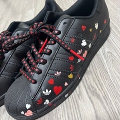 adidasスニーカー バレンタイン限定の画像