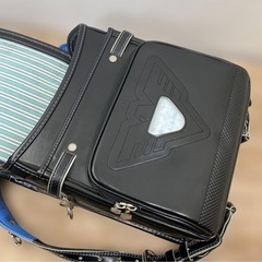 ランドセル ブラック エンブレム 稲妻ステッチ 背面ブルーの画像