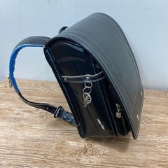 ランドセル ブラック エンブレム 稲妻ステッチ 背面ブルーの画像