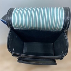 ランドセル ブラック エンブレム 稲妻ステッチ 背面ブルーの画像