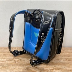 ランドセル ブラック エンブレム 稲妻ステッチ 背面ブルーの画像