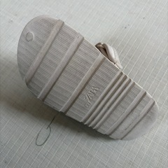 【ZARA】グロッグサンダル　調整可能ストラップ付き　白系　子供用サンダルの画像