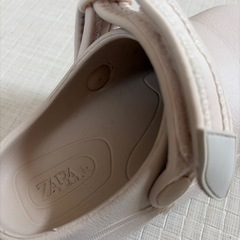 【ZARA】グロッグサンダル　調整可能ストラップ付き　白系　子供用サンダルの画像