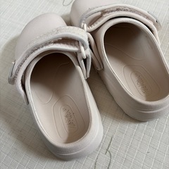 【ZARA】グロッグサンダル　調整可能ストラップ付き　白系　子供用サンダルの画像