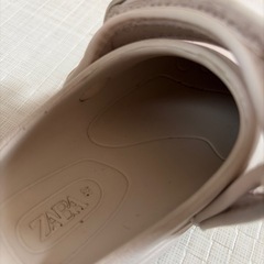 【ZARA】グロッグサンダル　調整可能ストラップ付き　白系　子供用サンダルの画像