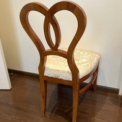 ハートの木製椅子　2個　の画像