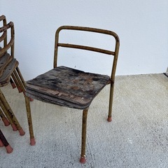 ボロボロ錆の椅子7脚の画像