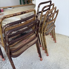 ボロボロ錆の椅子7脚の画像