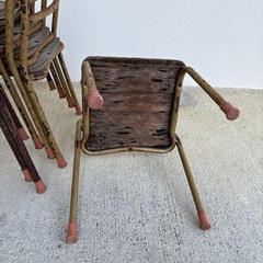 ボロボロ錆の椅子7脚の画像