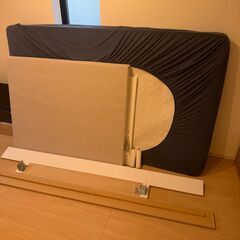 セミダブルベッドのフレームとマットレスの画像