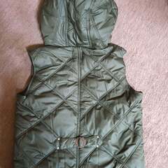 子供服　モスグリーンのファー付きベスト　新品ですの画像
