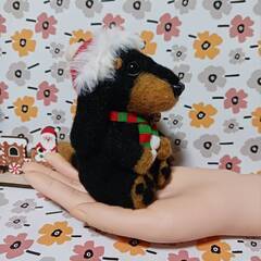 羊毛フェルト サンタ帽子の大き目ダックスちゃん　ケーキ付きの画像