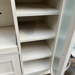 キッチン棚　食器棚の画像