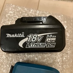 （純正）マキタ　バッテリー　と　（新品）マキタ互換　USB電源アダプター　14.4V 18Vバッテリー対応の画像