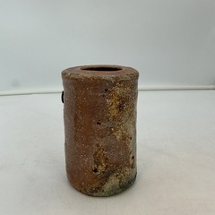 陶器花入れと一輪挿し、南部鉄瓶風オブジェの画像