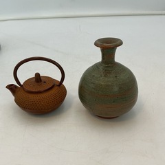 陶器花入れと一輪挿し、南部鉄瓶風オブジェの画像