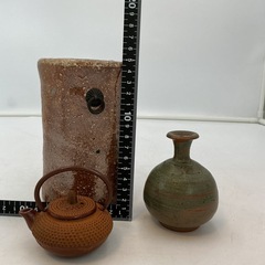 陶器花入れと一輪挿し、南部鉄瓶風オブジェの画像