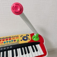おもちゃ　マイク付きキーボードの画像