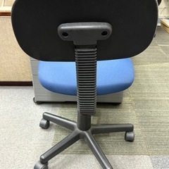 事務　椅子　青の画像